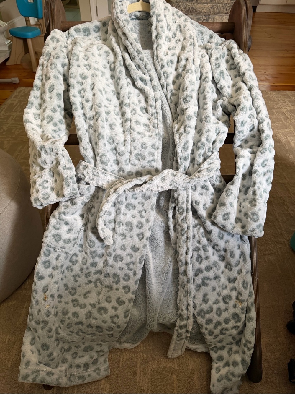 Thalia Sodi Plush Leopard-Print Robe in Light Gray and White